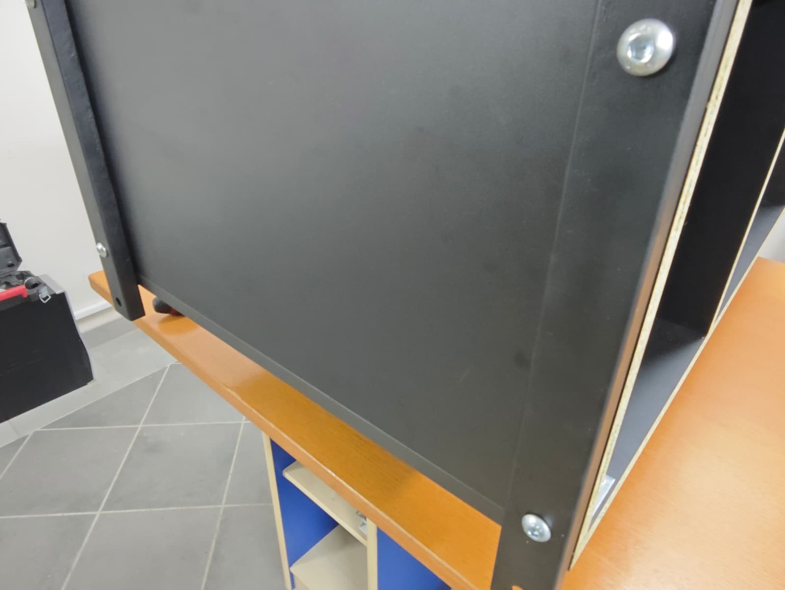 Adjustable foot support rail fitted to the side of the black Vulcano base section