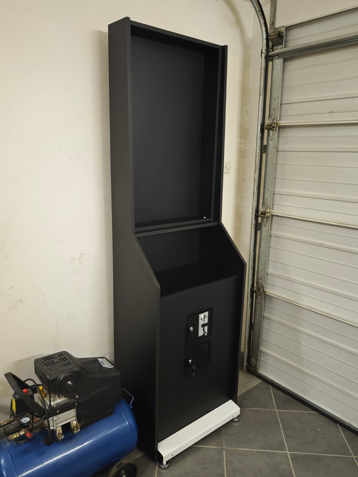 Three-quarter left view of the assembled Vulcano base and dartboard sections in the garage