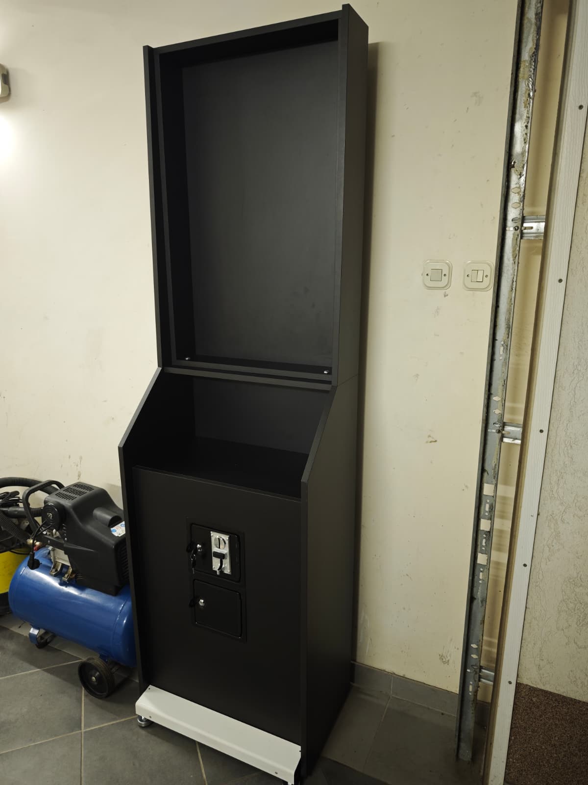 Three-quarter right view of the assembled Vulcano base and dartboard sections in the garage