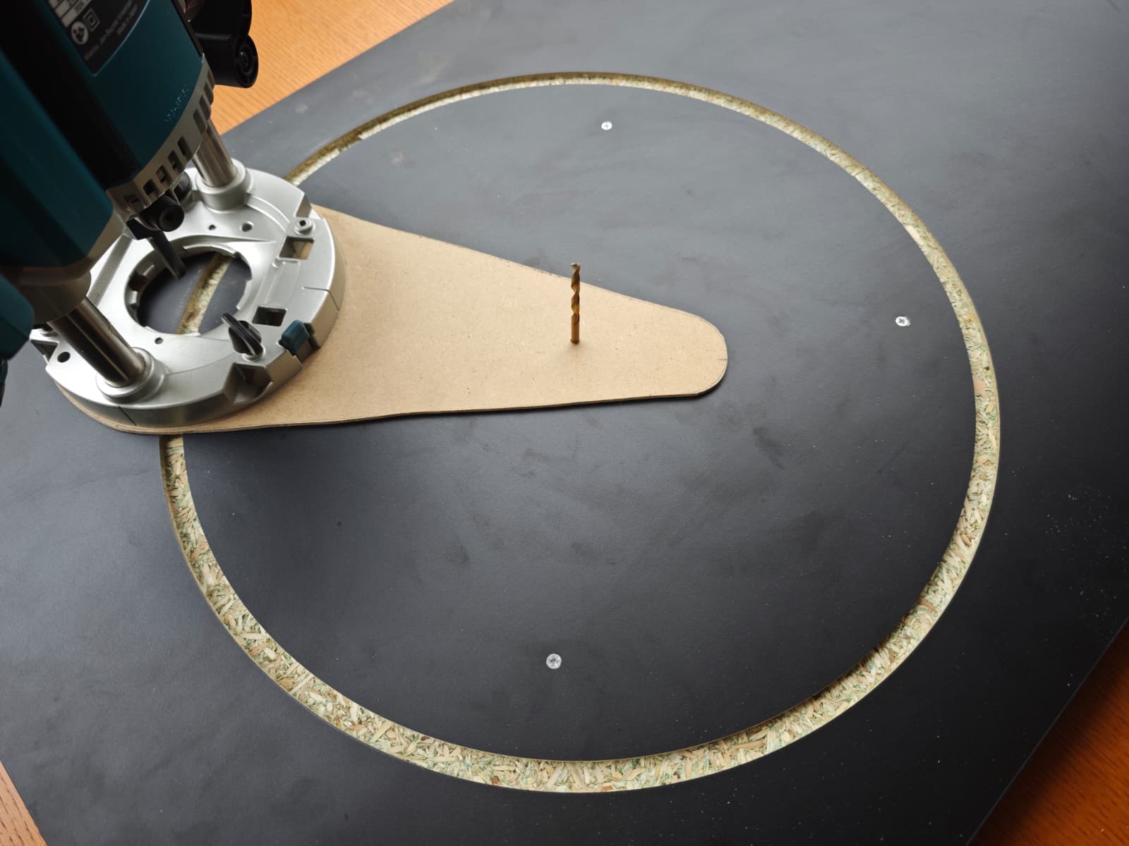 Router and template pivoting on the centre pin around the cut dartboard opening